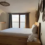 The Roof Ada מלון