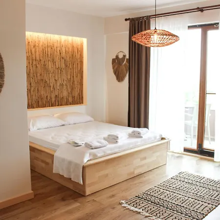 The Roof Ada מלון