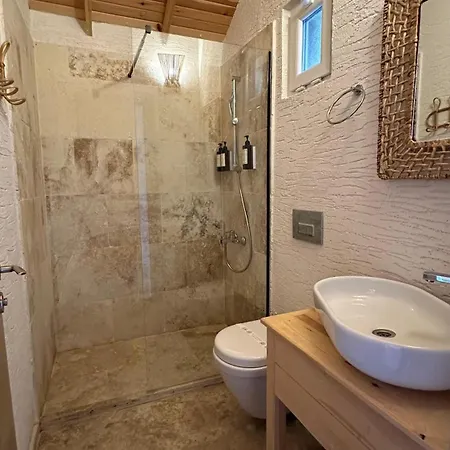 The Roof Ada מלון