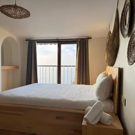 The Roof Ada מלון