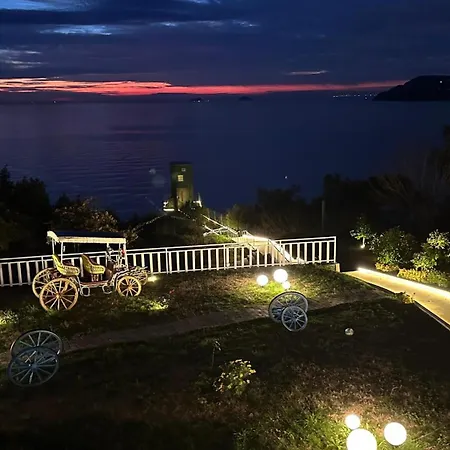 The Roof Ada מלון